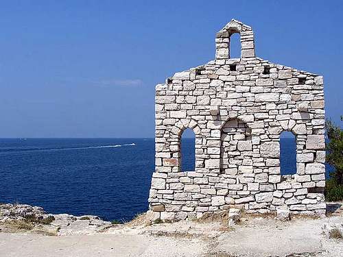 Řecko – kamenná kaple u moře