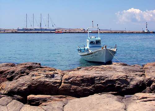 Řecký přístav s kotvící lodí
