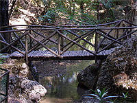 Dřevěnný most přes vodu v Údolí motýlů